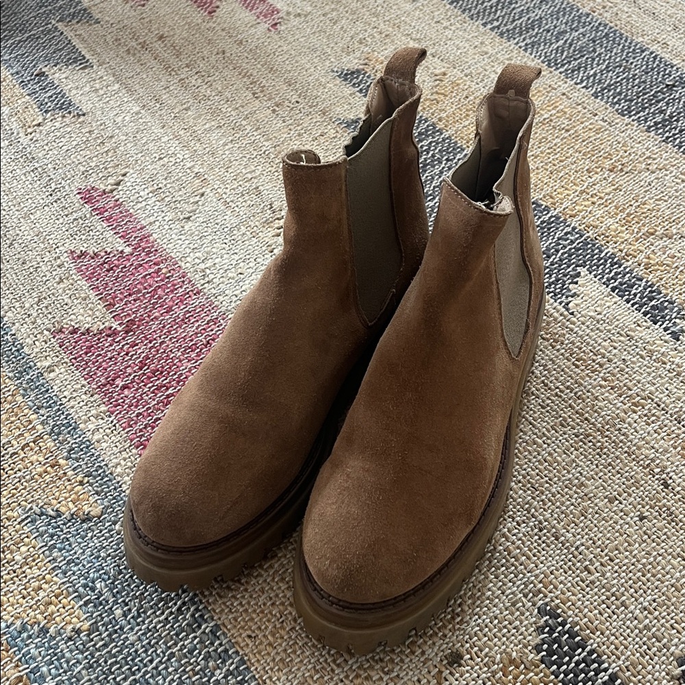 Made in Spain real suede Chelsea boot.
Us size 8.5/Eur 39